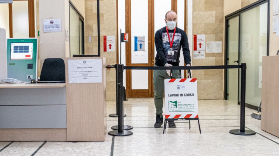 Takhle to vypadá na mnohých veřejných úřadech v italském Miláně - zavřeno